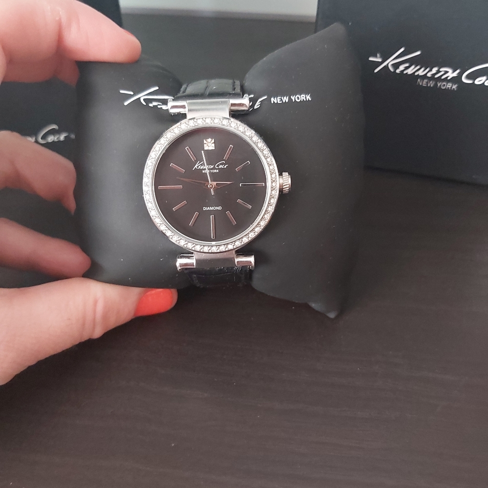 Gorgeous women Kenneth Cole watches - Picture 3 of 6